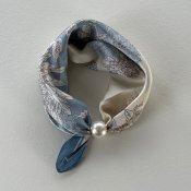 Liten scarf med magnet, blåmönstrad