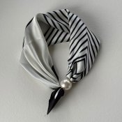 Liten scarf med magnet, vit/svartrandig