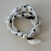 Liten scarf med magnet, prickig offwhite/svart