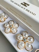 Felicia – Gold Framed Pearl Flower, knappsmycken 6-pack, guld