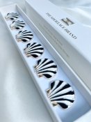 Linn – Black & White Shell, knappsmycken 6-pack, guld