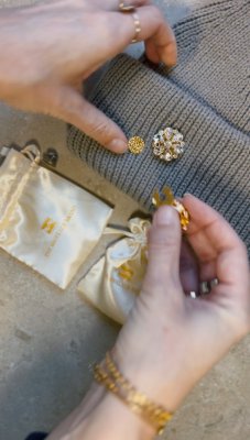 Gold textured Pin, passar till våra knappsmycken