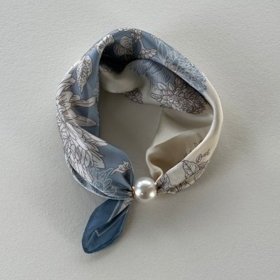 Liten scarf med magnet, blåmönstrad