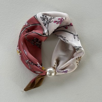 Liten scarf med magnet, rosamönstrad/creme