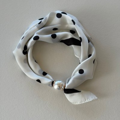 Liten scarf med magnet, prickig offwhite/svart