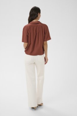 Blus Kaemily, Henna