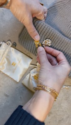 Gold textured Pin, passar till våra knappsmycken