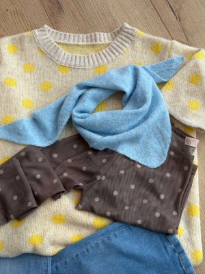 Stickad topp med prickar, sand/gul