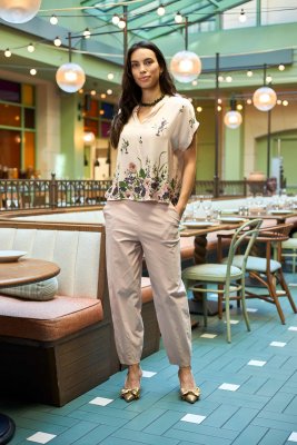 Blus Beatrix, Natural