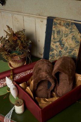 Tofflor i fuskpäls, Tobacco