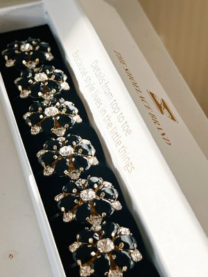 Maja – Black & White Flower, knappsmycken 6-pack, svart/guld