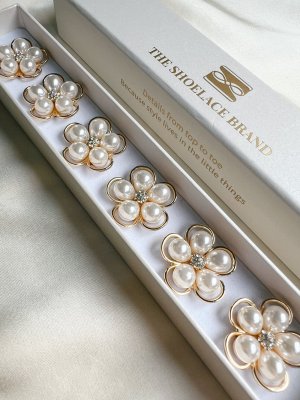 Felicia – Gold Framed Pearl Flower, knappsmycken 6-pack, guld