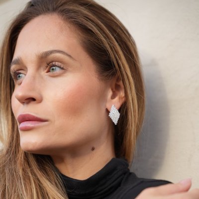 Pointy small crystal earring steel