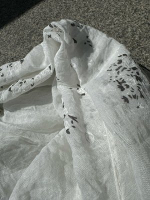 Scarf vit med blommor