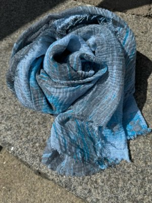 Scarf med mönster i grå/blå