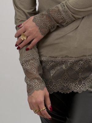 Topp med spetsdetaljer Lilian, Taupe