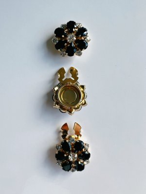 Maja – Black & White Flower, knappsmycken 6-pack, svart/guld