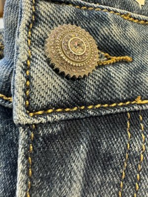 Raka jeans med strassknapp
