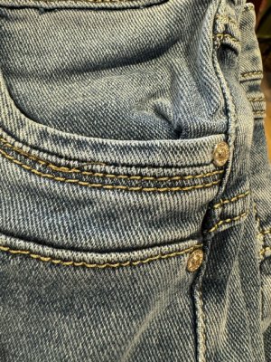 Raka jeans med strassknapp