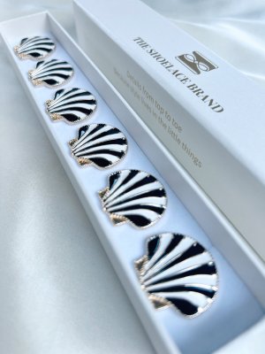 Linn – Black & White Shell, knappsmycken 6-pack, guld