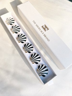 Linn – Black & White Shell, knappsmycken 6-pack, guld