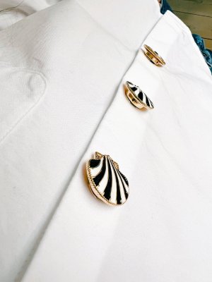 Linn – Black & White Shell, knappsmycken 6-pack, guld