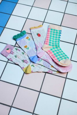 Strumpor Mae, Rose Yellow